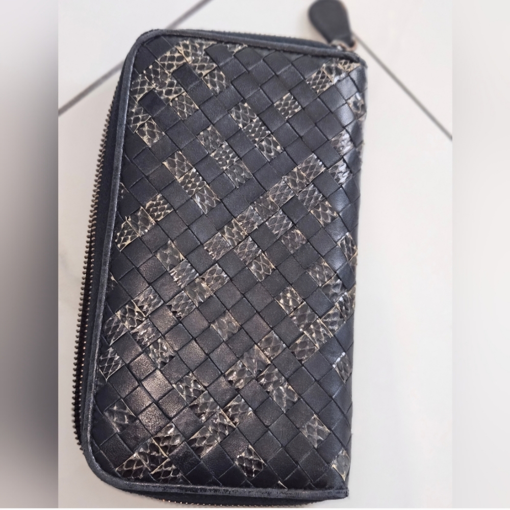 Authentic Bottega Veneta Black and Grey Wallet Elegant Design